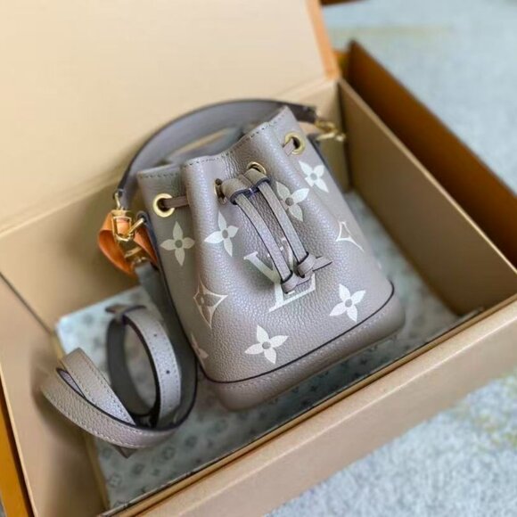 Classic Louis Vuitton Bag: A Stylish and Versatile Choice for Elegance - Picture 1 of 6